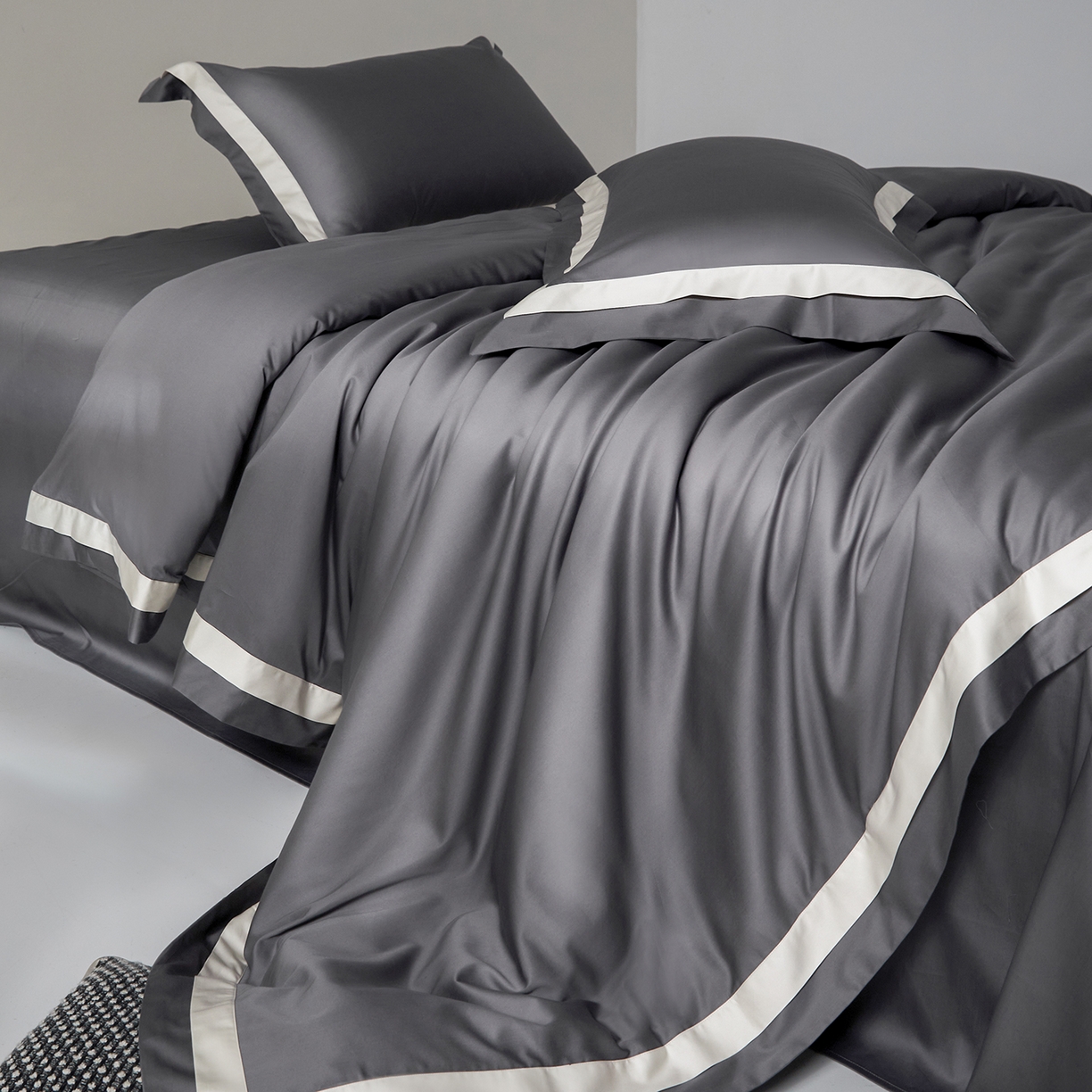 91家纺网 家纺一手货源 找家纺 群鹿蚕丝羽绒馆 2025新款A类100支全棉高支高密带边双拼角四件套-幻境系列 幻境-Lm029帝都灰