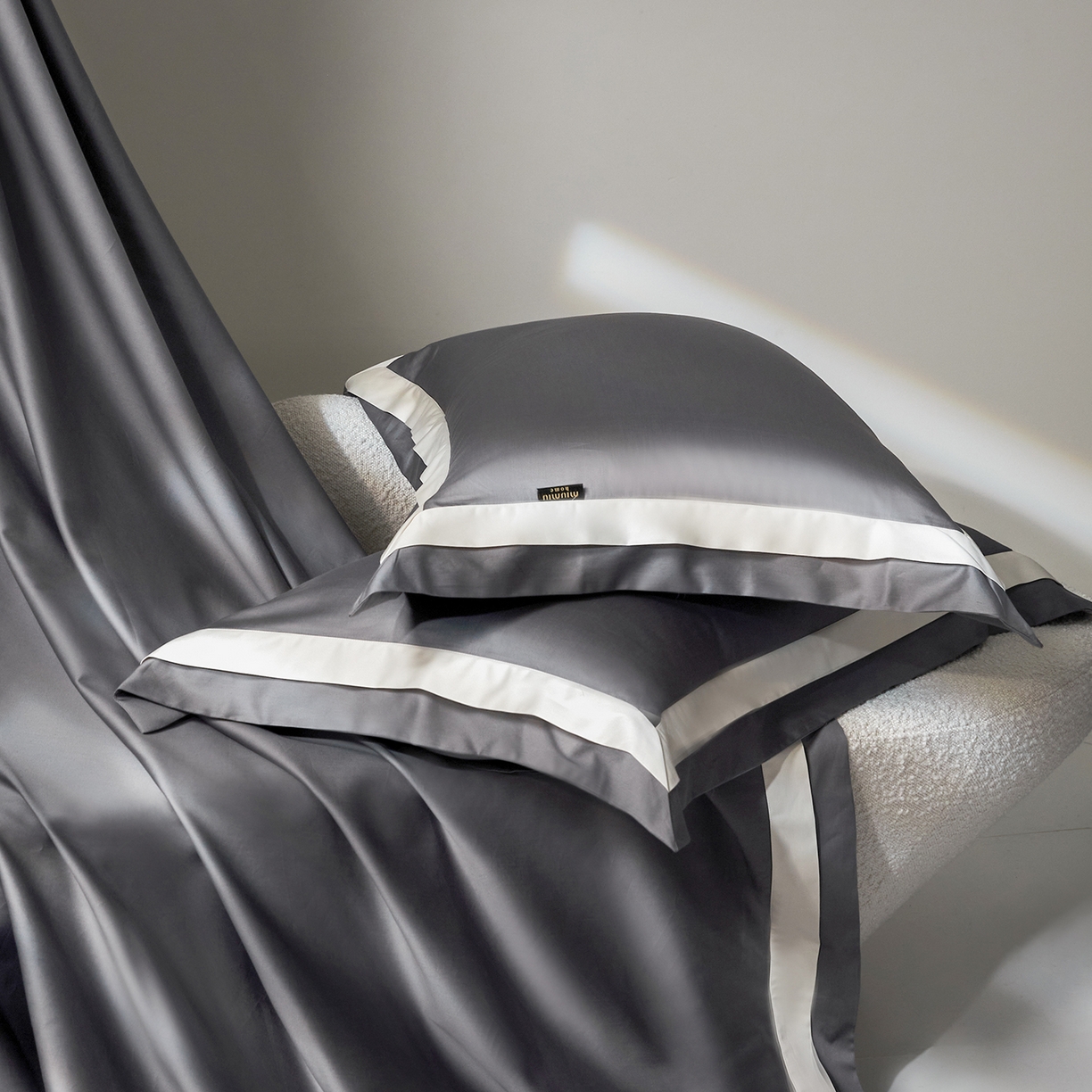 91家纺网 家纺一手货源 找家纺 群鹿蚕丝羽绒馆 2025新款A类100支全棉高支高密带边双拼角四件套-幻境系列 幻境-Lm029帝都灰