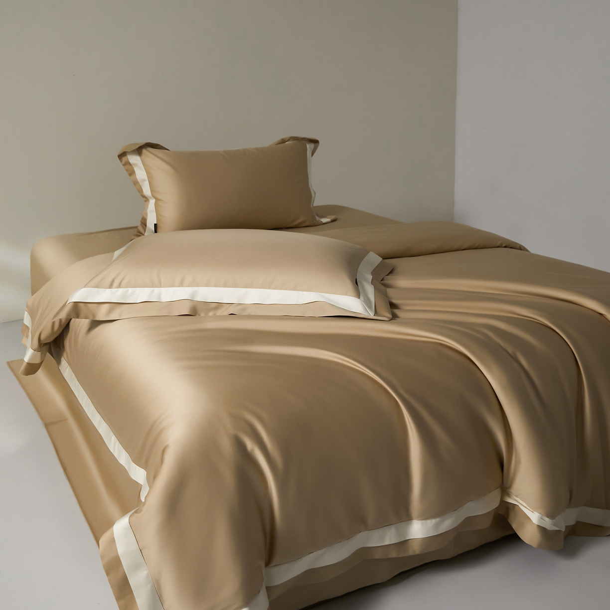 91家纺网 家纺一手货源 找家纺 群鹿蚕丝羽绒馆 2025新款A类100支全棉高支高密带边双拼角四件套-幻境系列 幻境-Lm037浅滩色