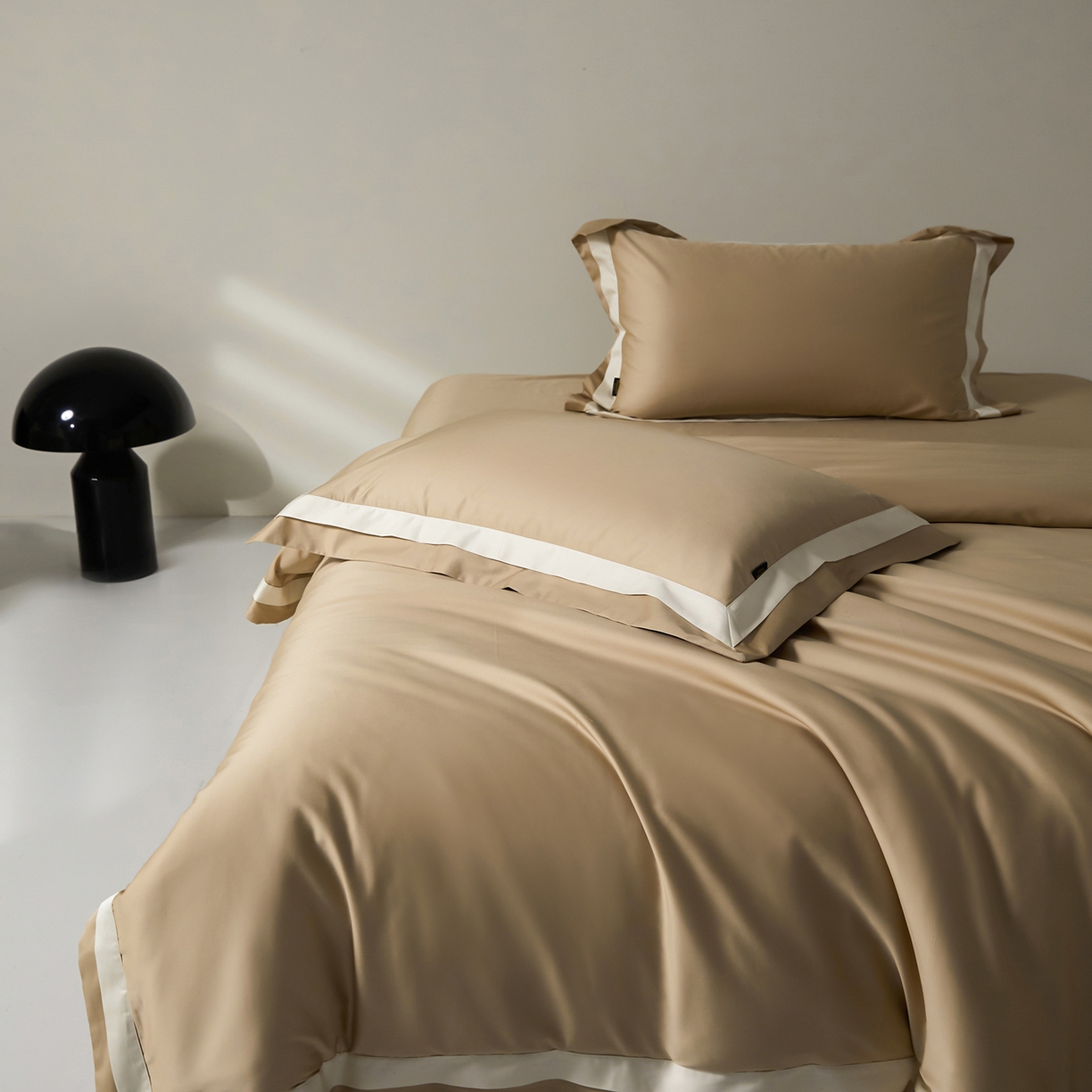 91家纺网 家纺一手货源 找家纺 群鹿蚕丝羽绒馆 2025新款A类100支全棉高支高密带边双拼角四件套-幻境系列 幻境-Lm037浅滩色