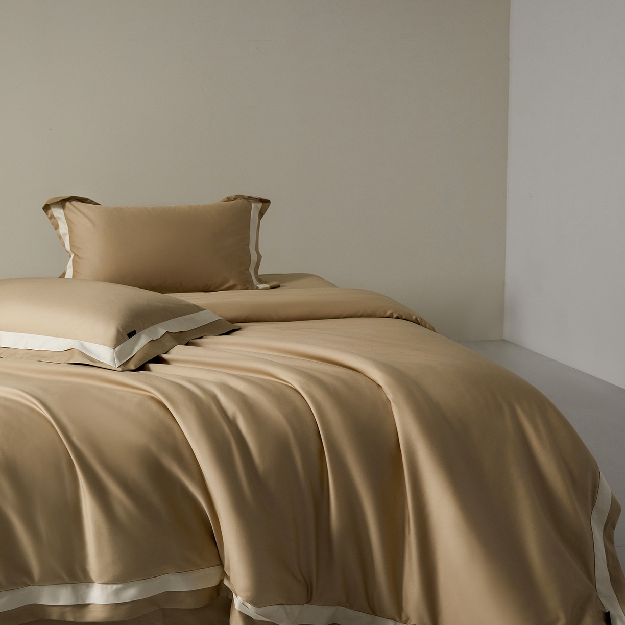 91家纺网 家纺一手货源 找家纺 群鹿蚕丝羽绒馆 2025新款A类100支全棉高支高密带边双拼角四件套-幻境系列 幻境-Lm037浅滩色