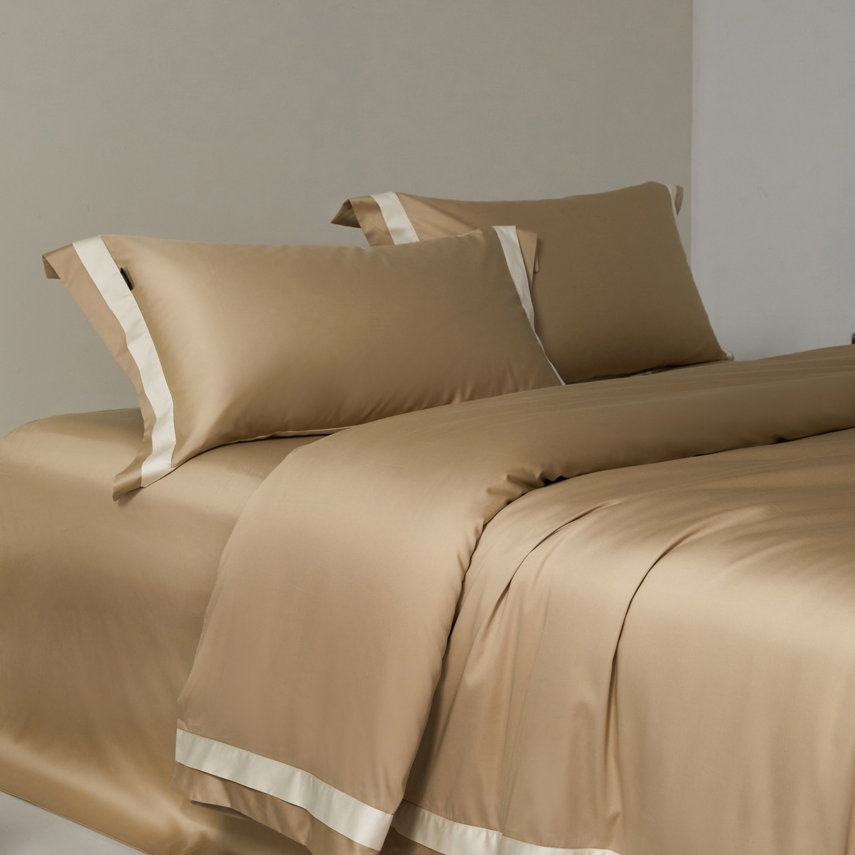 91家纺网 家纺一手货源 找家纺 群鹿蚕丝羽绒馆 2025新款A类100支全棉高支高密带边双拼角四件套-幻境系列 幻境-Lm037浅滩色