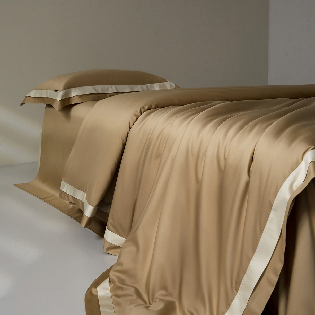 91家纺网 家纺一手货源 找家纺 群鹿蚕丝羽绒馆 2025新款A类100支全棉高支高密带边双拼角四件套-幻境系列 幻境-Lm037浅滩色