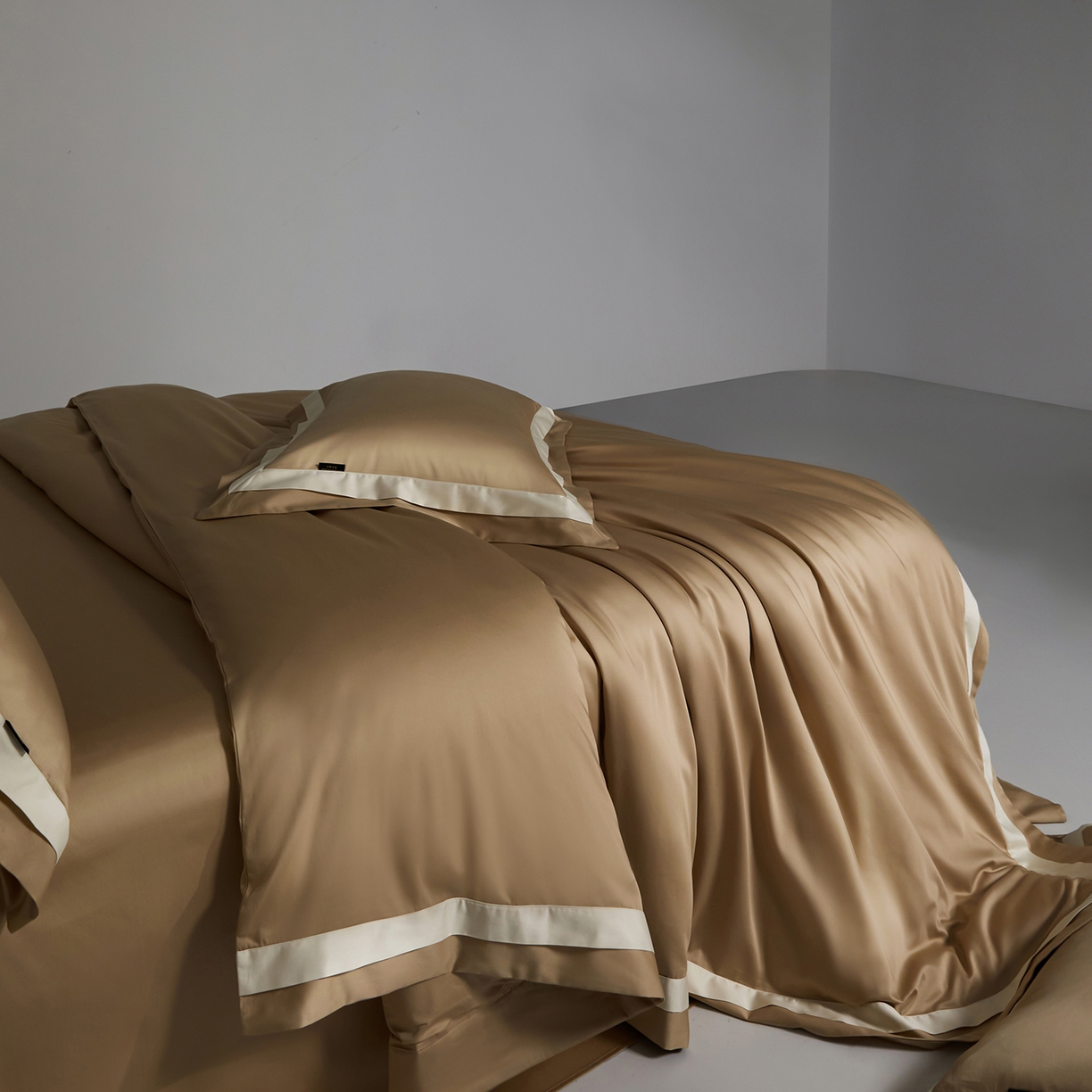 91家纺网 家纺一手货源 找家纺 群鹿蚕丝羽绒馆 2025新款A类100支全棉高支高密带边双拼角四件套-幻境系列 幻境-Lm037浅滩色