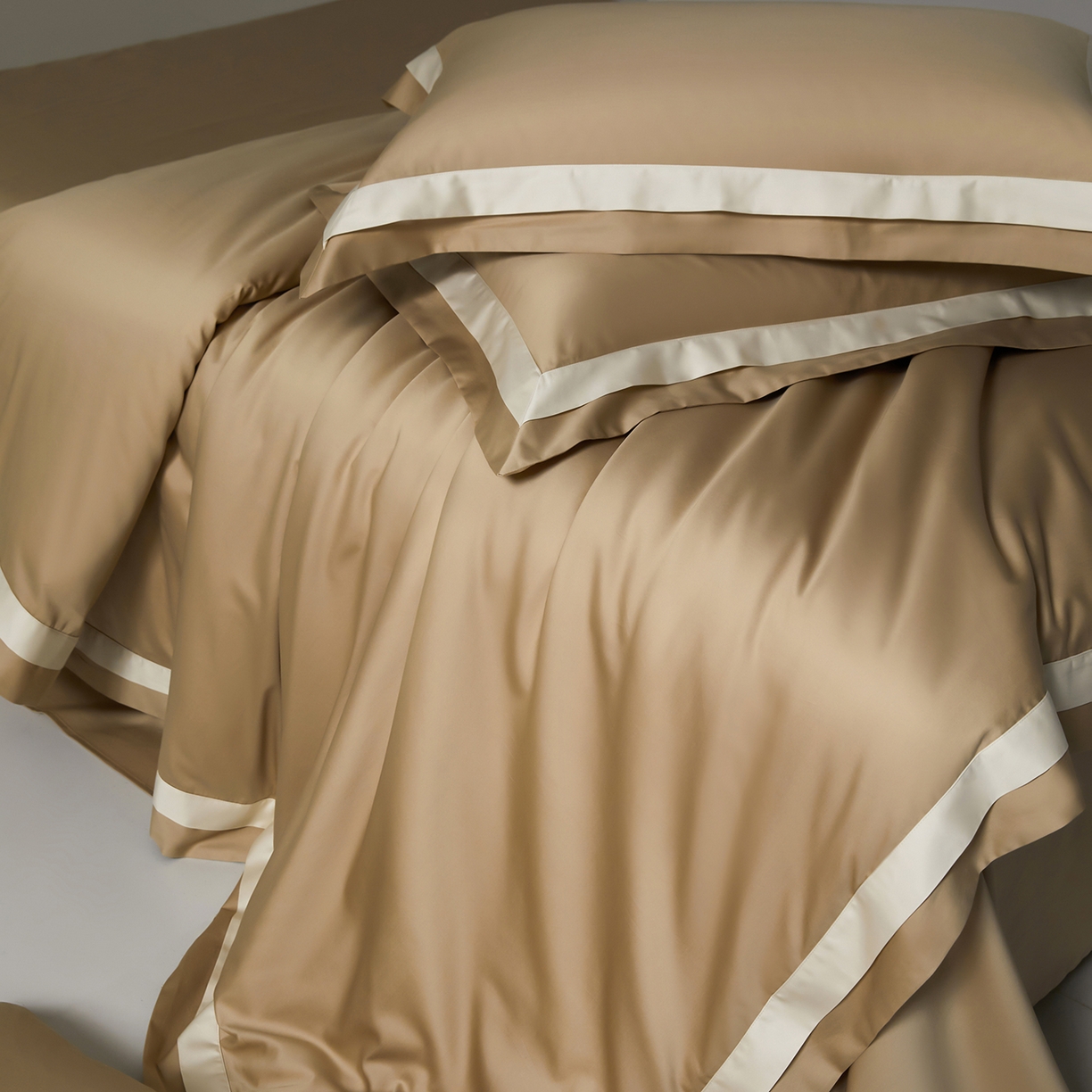 91家纺网 家纺一手货源 找家纺 群鹿蚕丝羽绒馆 2025新款A类100支全棉高支高密带边双拼角四件套-幻境系列 幻境-Lm037浅滩色