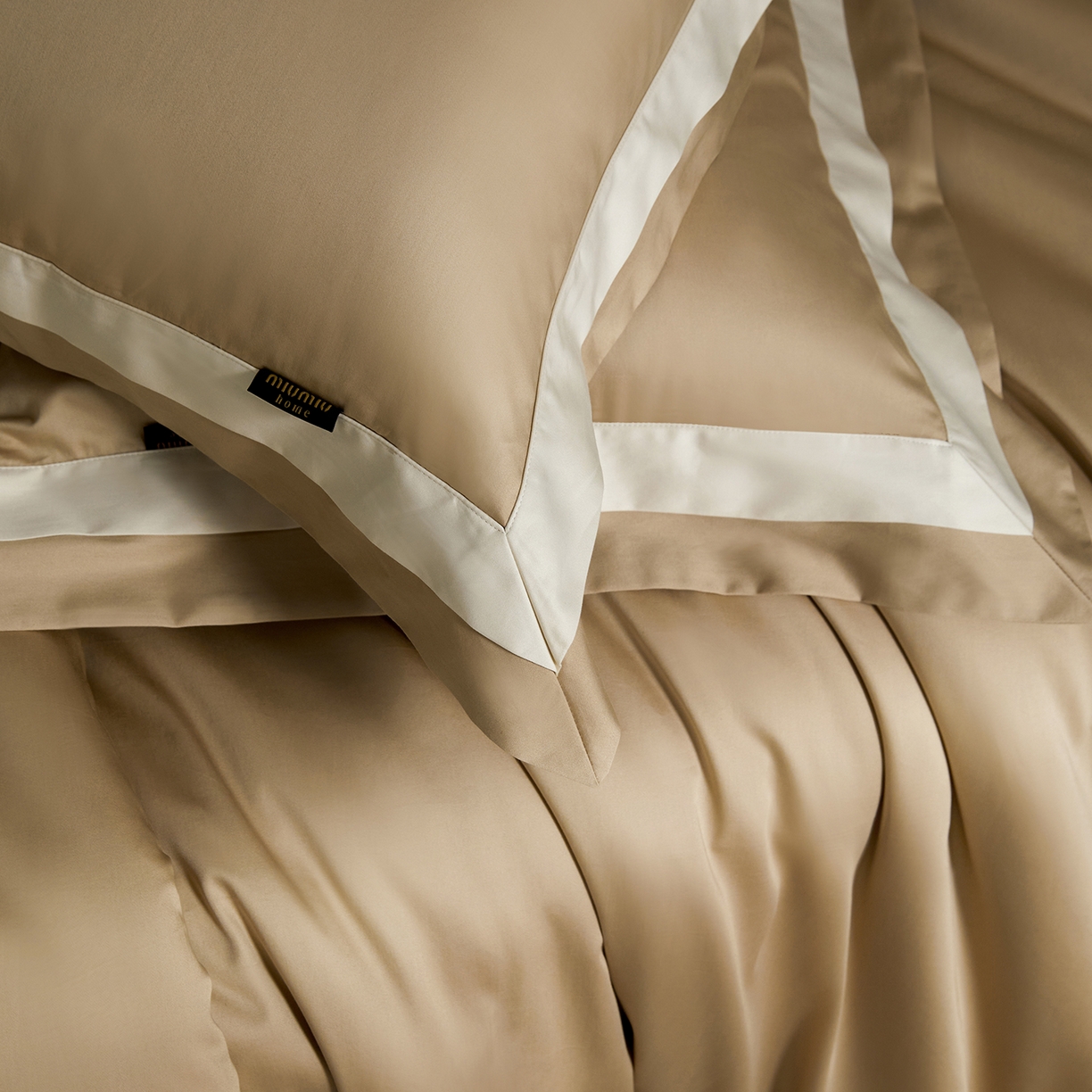 91家纺网 家纺一手货源 找家纺 群鹿蚕丝羽绒馆 2025新款A类100支全棉高支高密带边双拼角四件套-幻境系列 幻境-Lm037浅滩色