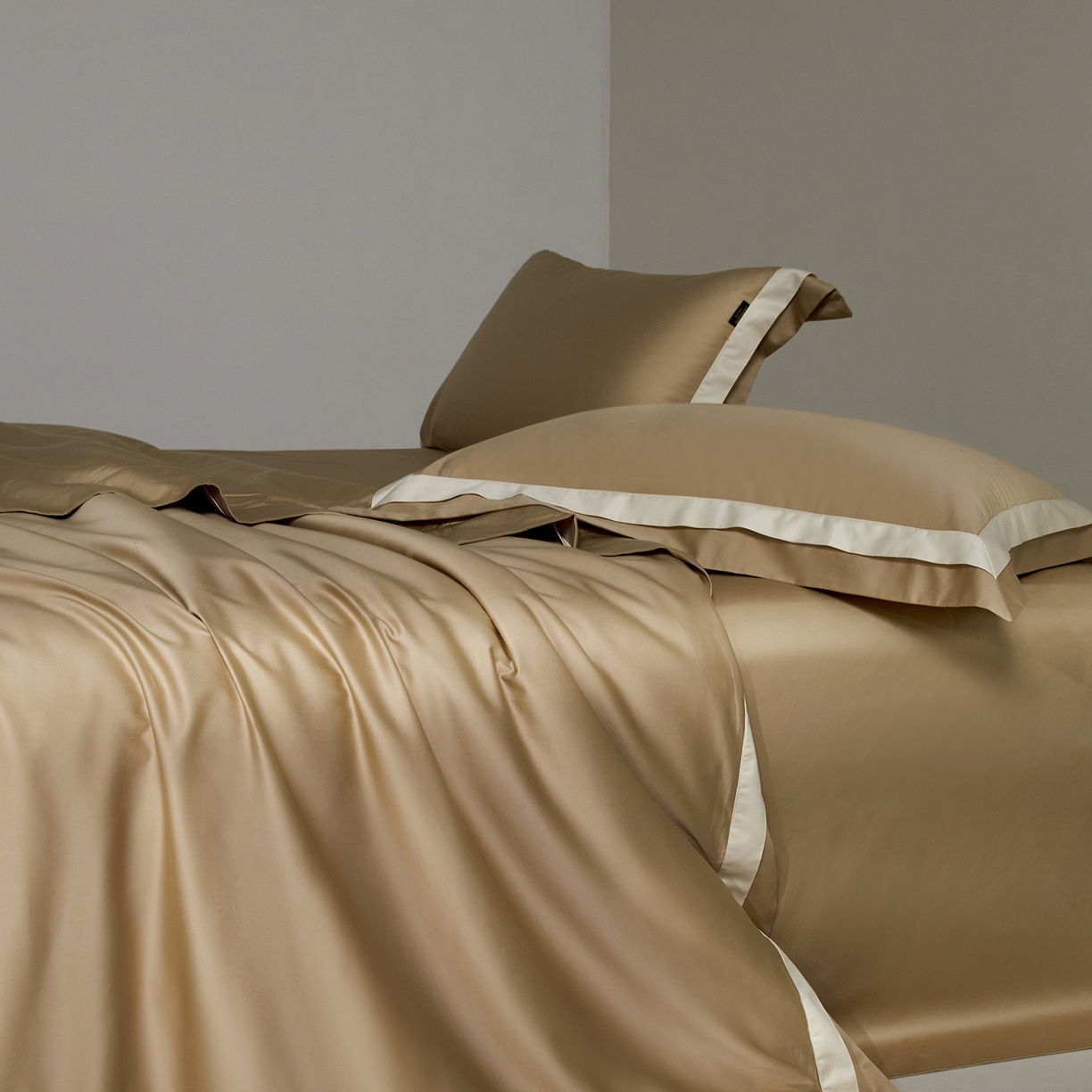 91家纺网 家纺一手货源 找家纺 群鹿蚕丝羽绒馆 2025新款A类100支全棉高支高密带边双拼角四件套-幻境系列 幻境-Lm037浅滩色