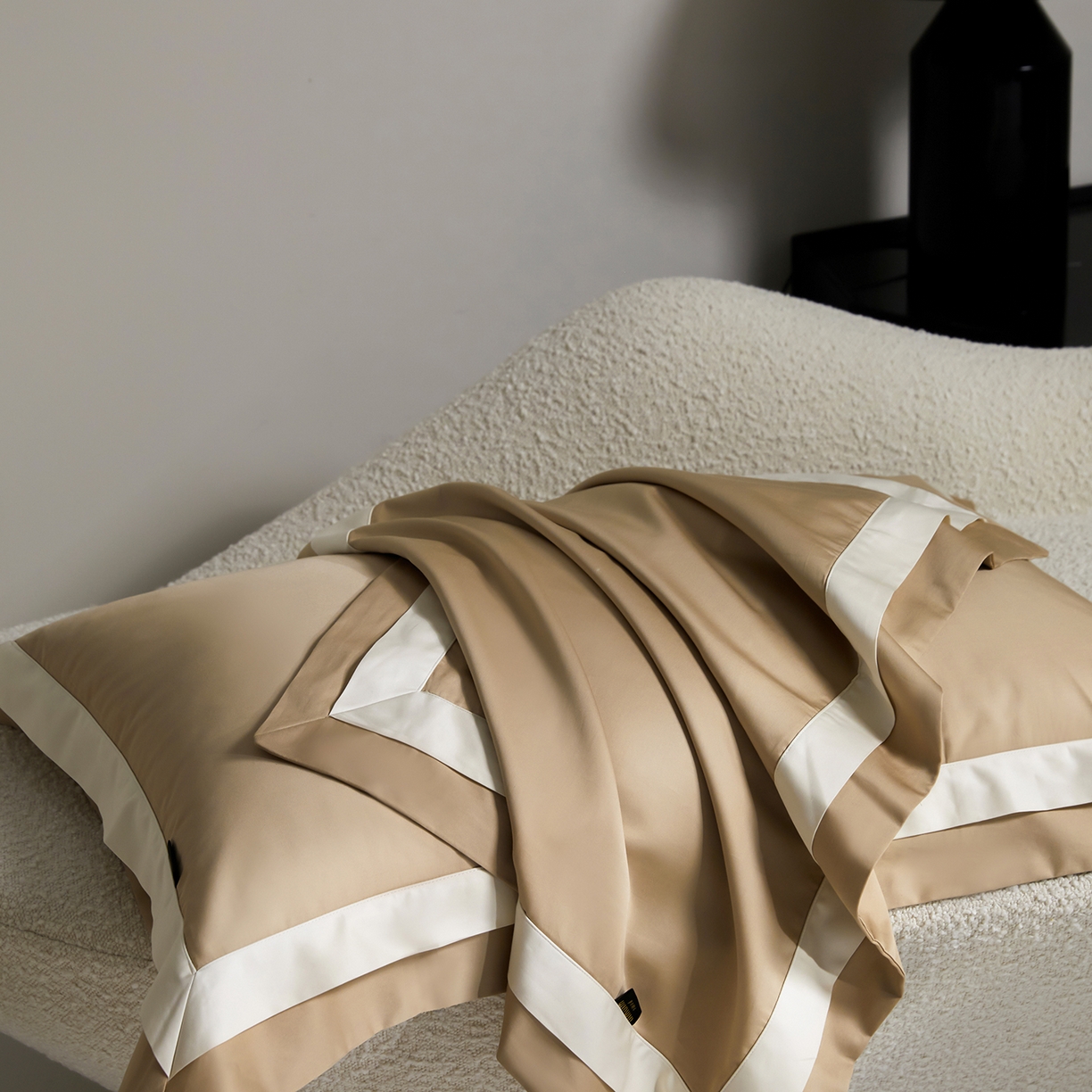 91家纺网 家纺一手货源 找家纺 群鹿蚕丝羽绒馆 2025新款A类100支全棉高支高密带边双拼角四件套-幻境系列 幻境-Lm037浅滩色