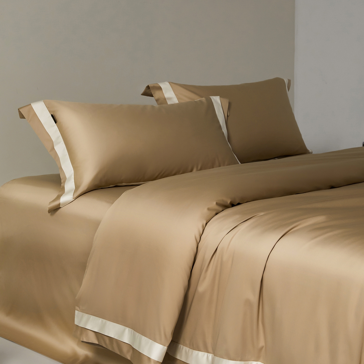 91家纺网 家纺一手货源 找家纺 群鹿蚕丝羽绒馆 2025新款A类100支全棉高支高密带边双拼角四件套-幻境系列 幻境-Lm037浅滩色