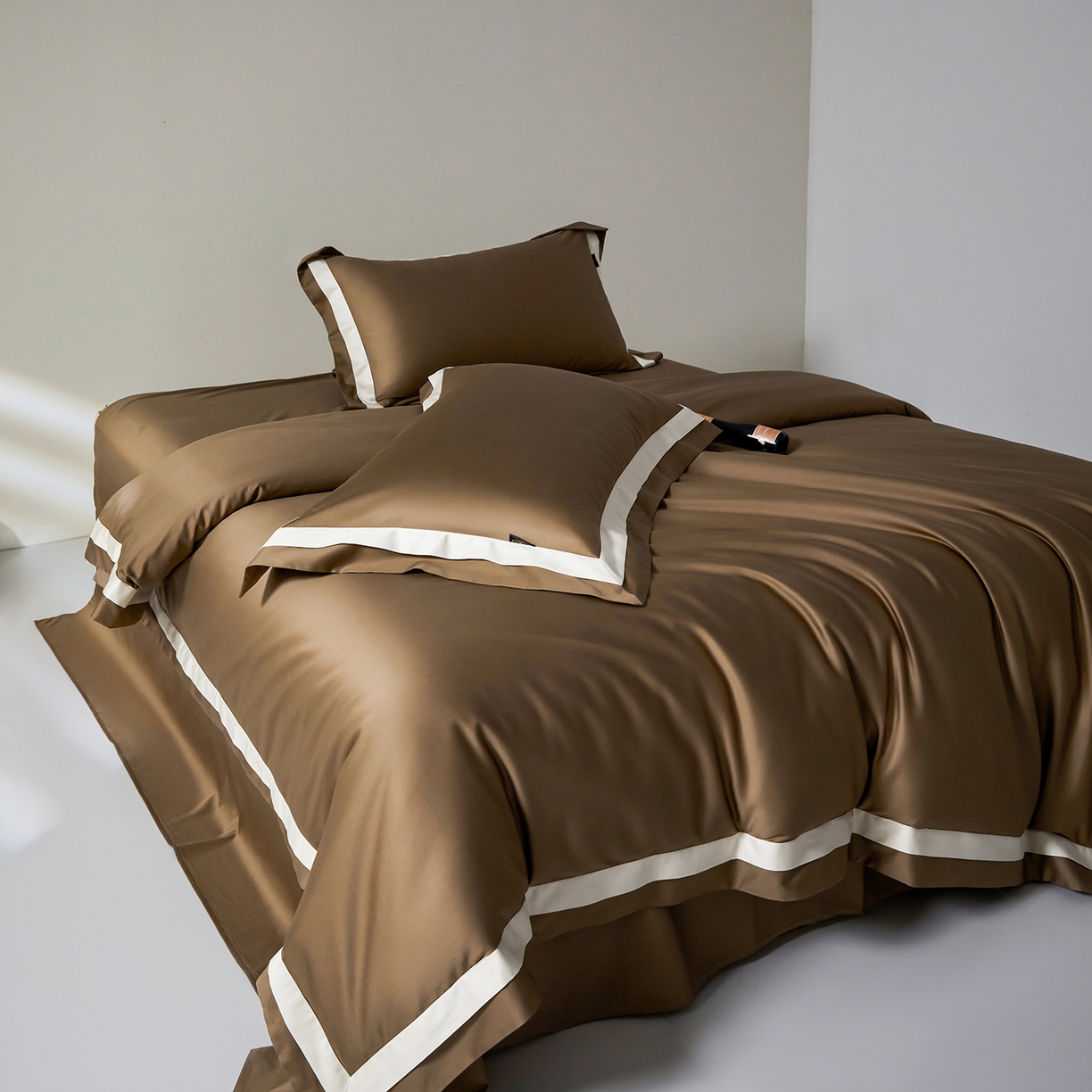 91家纺网 家纺一手货源 找家纺 群鹿蚕丝羽绒馆 2025新款A类100支全棉高支高密带边双拼角四件套-幻境系列 幻境-Lm044褐色