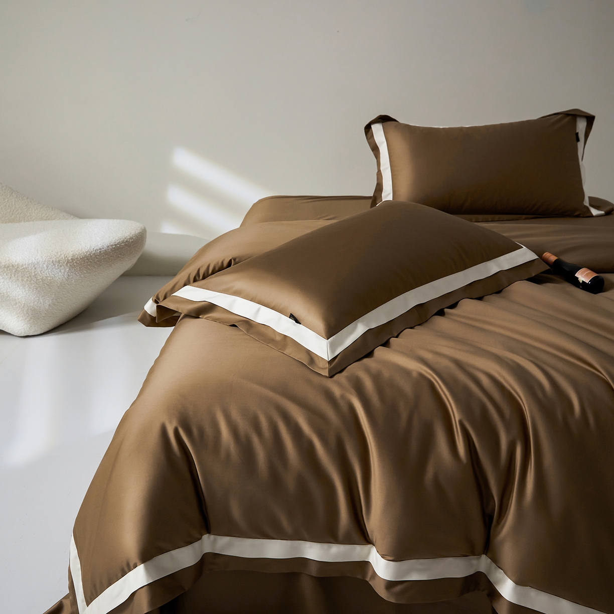 91家纺网 家纺一手货源 找家纺 群鹿蚕丝羽绒馆 2025新款A类100支全棉高支高密带边双拼角四件套-幻境系列 幻境-Lm044褐色