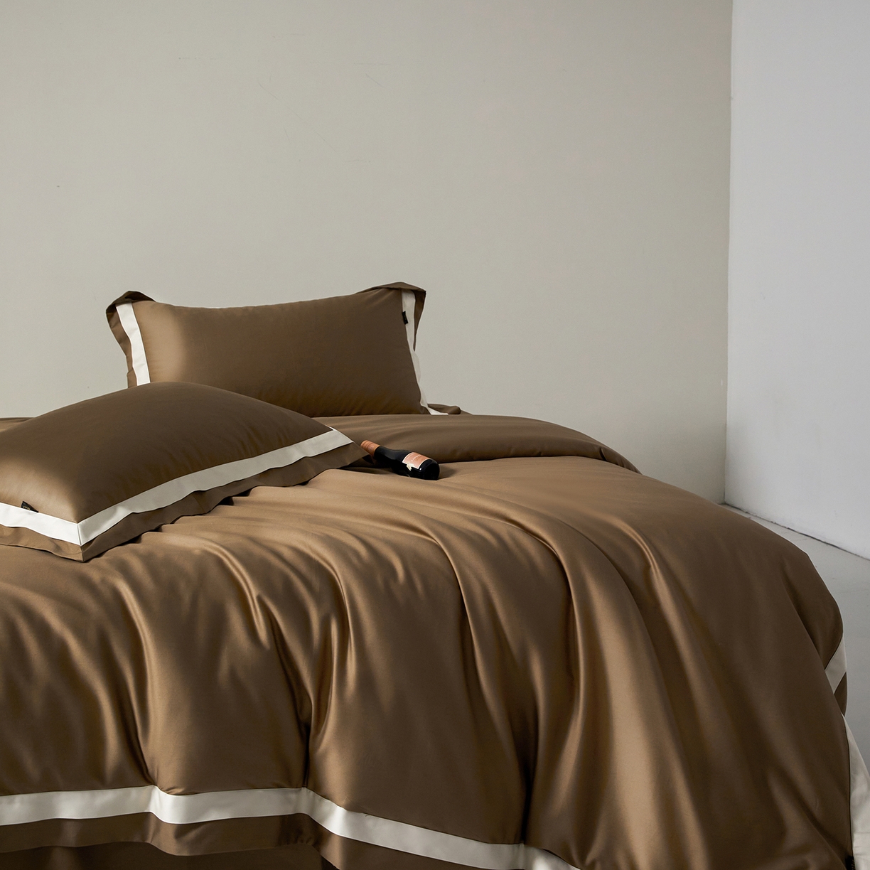 91家纺网 家纺一手货源 找家纺 群鹿蚕丝羽绒馆 2025新款A类100支全棉高支高密带边双拼角四件套-幻境系列 幻境-Lm044褐色