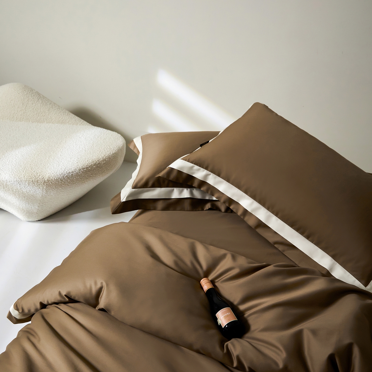 91家纺网 家纺一手货源 找家纺 群鹿蚕丝羽绒馆 2025新款A类100支全棉高支高密带边双拼角四件套-幻境系列 幻境-Lm044褐色