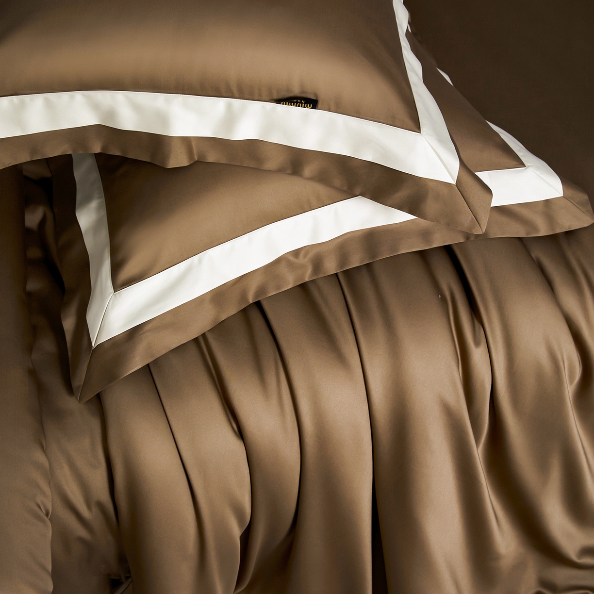 91家纺网 家纺一手货源 找家纺 群鹿蚕丝羽绒馆 2025新款A类100支全棉高支高密带边双拼角四件套-幻境系列 幻境-Lm044褐色