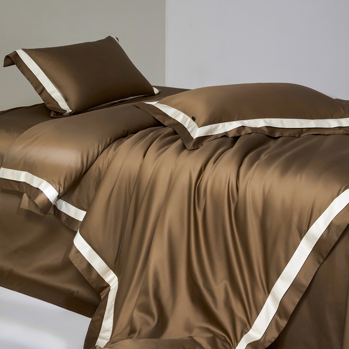 91家纺网 家纺一手货源 找家纺 群鹿蚕丝羽绒馆 2025新款A类100支全棉高支高密带边双拼角四件套-幻境系列 幻境-Lm044褐色