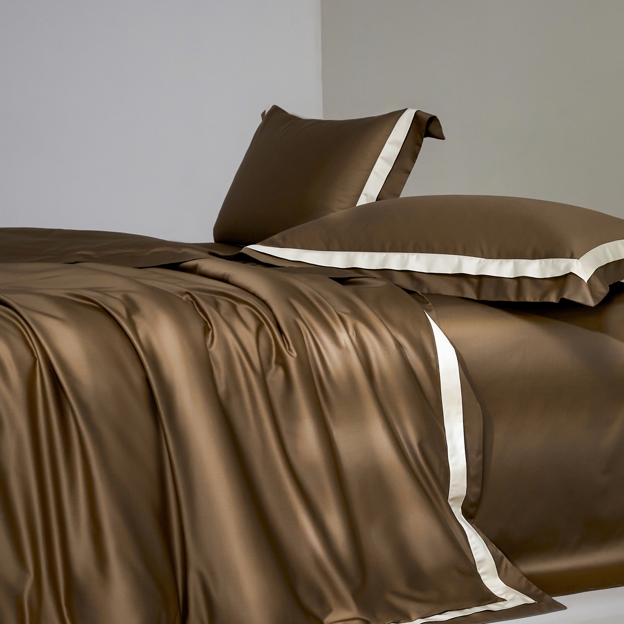 91家纺网 家纺一手货源 找家纺 群鹿蚕丝羽绒馆 2025新款A类100支全棉高支高密带边双拼角四件套-幻境系列 幻境-Lm044褐色