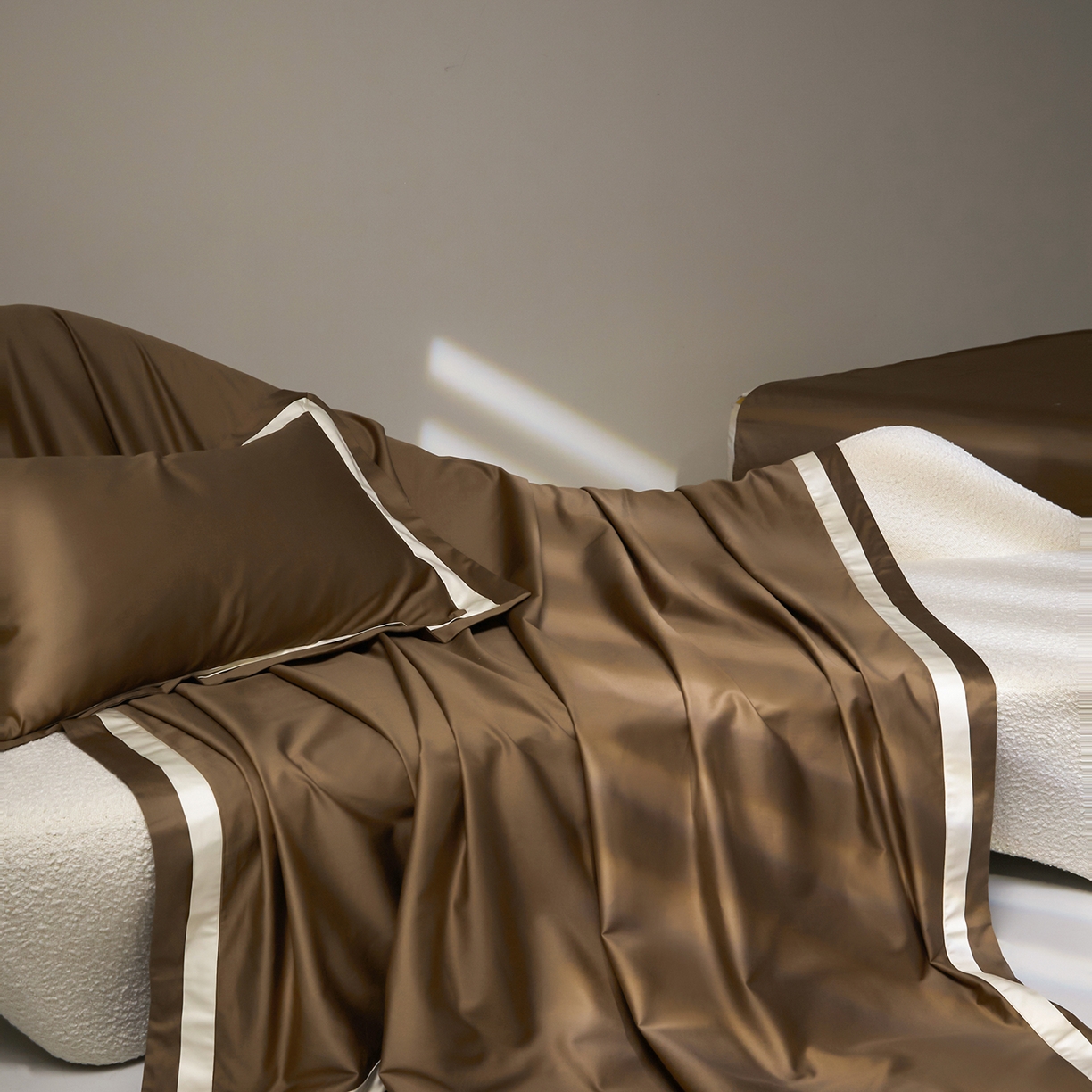 91家纺网 家纺一手货源 找家纺 群鹿蚕丝羽绒馆 2025新款A类100支全棉高支高密带边双拼角四件套-幻境系列 幻境-Lm044褐色