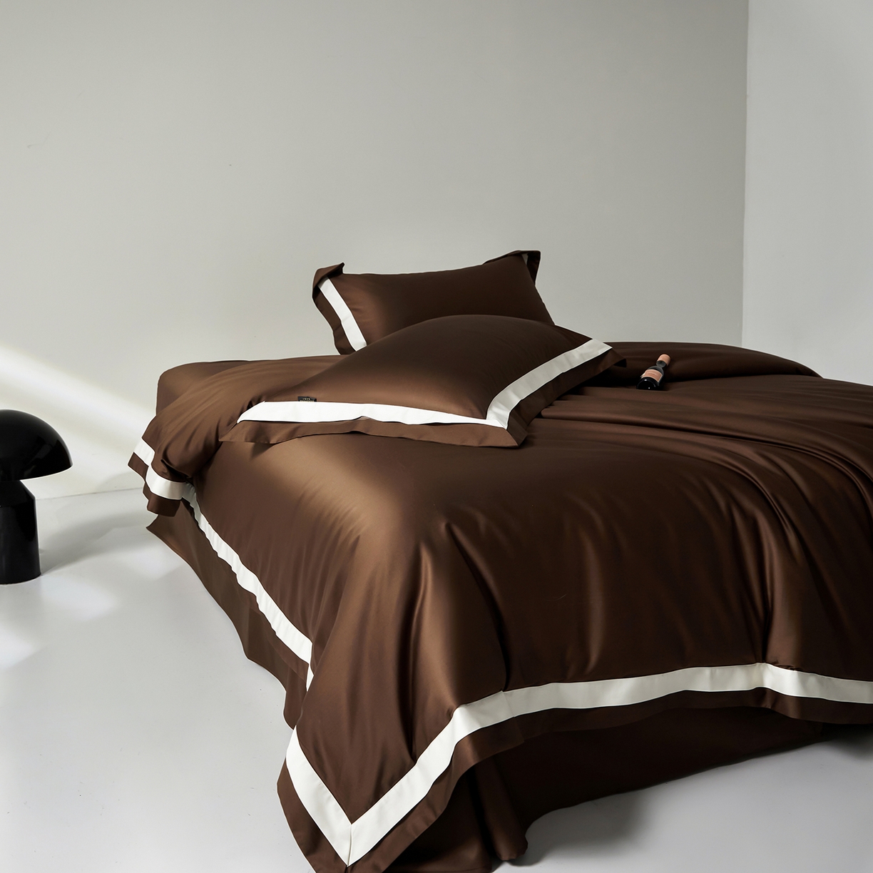 91家纺网 家纺一手货源 找家纺 群鹿蚕丝羽绒馆 2025新款A类100支全棉高支高密带边双拼角四件套-幻境系列 幻境-Lm045深咖