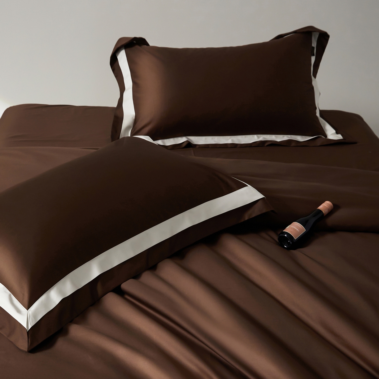 91家纺网 家纺一手货源 找家纺 群鹿蚕丝羽绒馆 2025新款A类100支全棉高支高密带边双拼角四件套-幻境系列 幻境-Lm045深咖