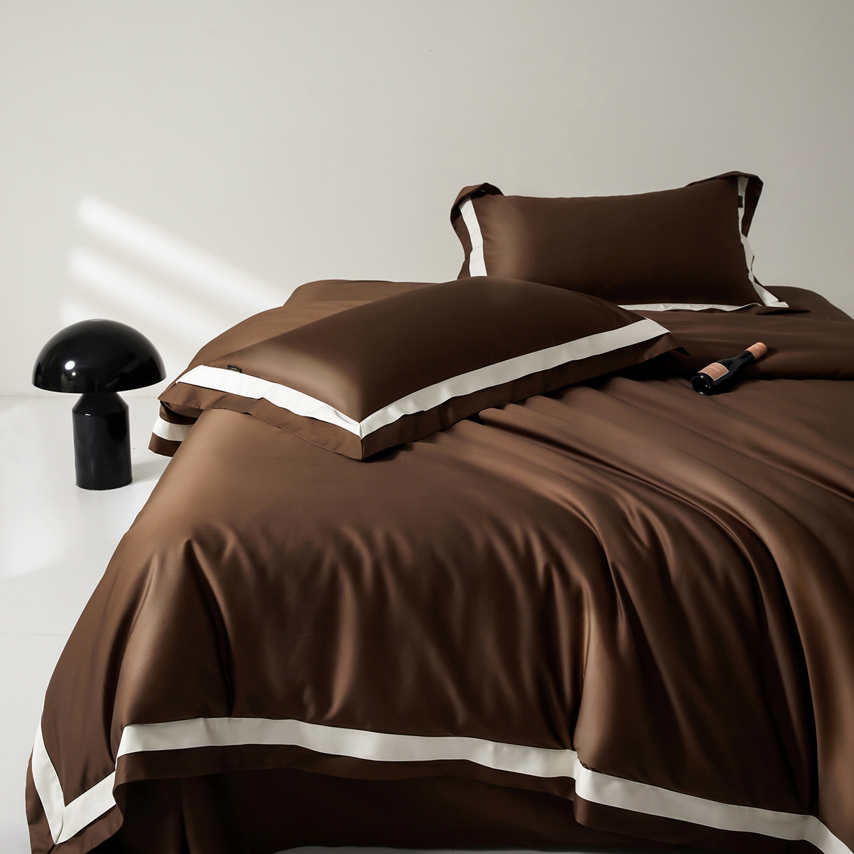 91家纺网 家纺一手货源 找家纺 群鹿蚕丝羽绒馆 2025新款A类100支全棉高支高密带边双拼角四件套-幻境系列 幻境-Lm045深咖