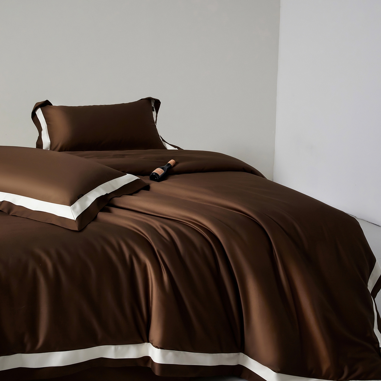 91家纺网 家纺一手货源 找家纺 群鹿蚕丝羽绒馆 2025新款A类100支全棉高支高密带边双拼角四件套-幻境系列 幻境-Lm045深咖