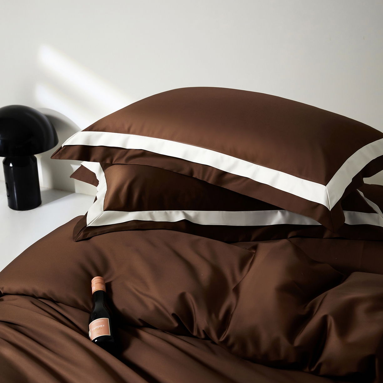 91家纺网 家纺一手货源 找家纺 群鹿蚕丝羽绒馆 2025新款A类100支全棉高支高密带边双拼角四件套-幻境系列 幻境-Lm045深咖