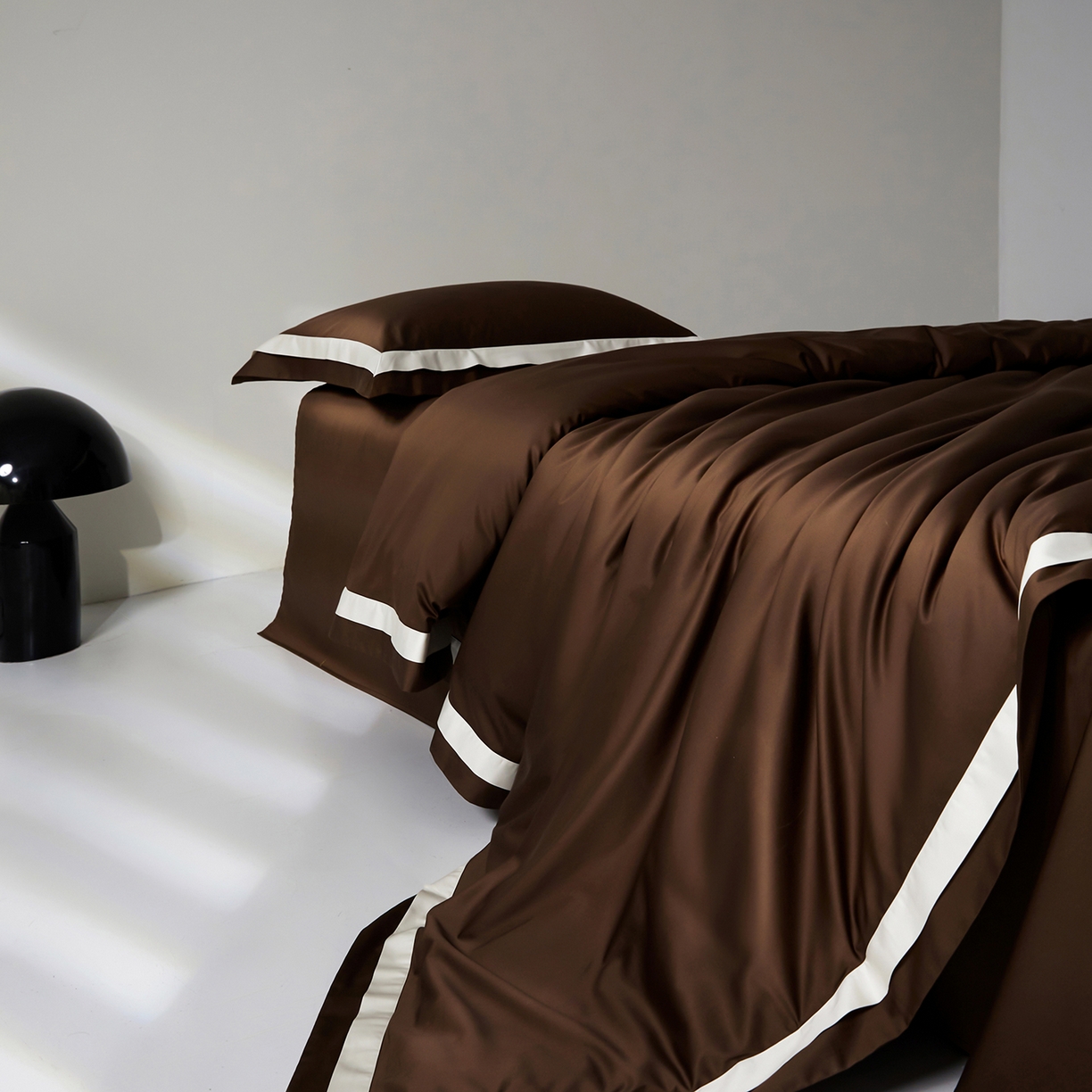 91家纺网 家纺一手货源 找家纺 群鹿蚕丝羽绒馆 2025新款A类100支全棉高支高密带边双拼角四件套-幻境系列 幻境-Lm045深咖