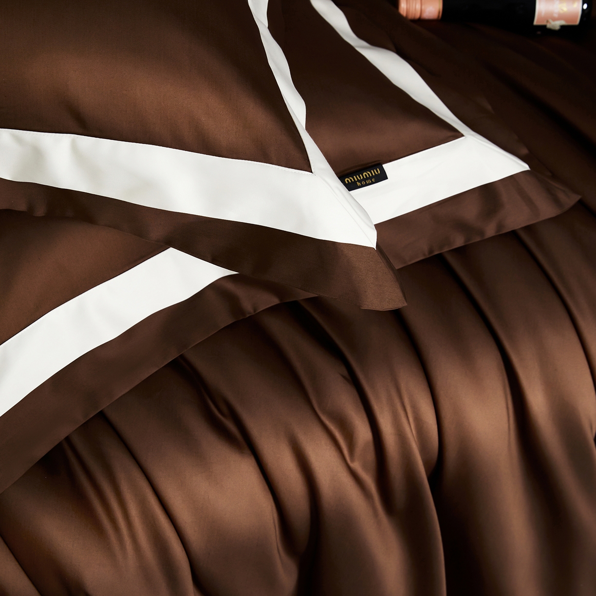 91家纺网 家纺一手货源 找家纺 群鹿蚕丝羽绒馆 2025新款A类100支全棉高支高密带边双拼角四件套-幻境系列 幻境-Lm045深咖