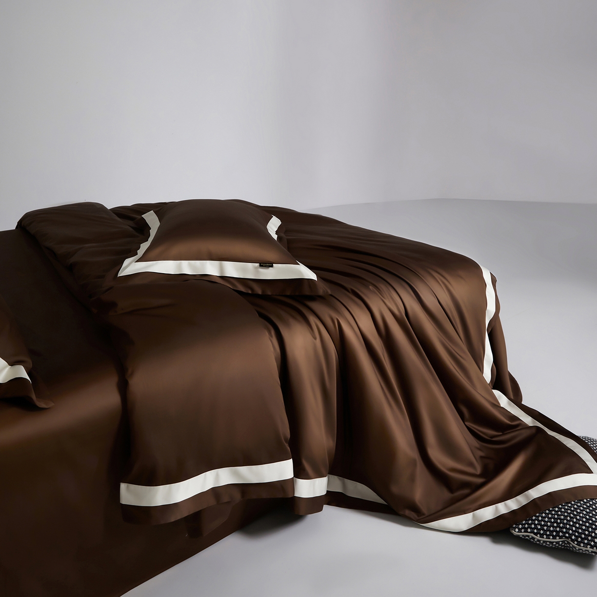 91家纺网 家纺一手货源 找家纺 群鹿蚕丝羽绒馆 2025新款A类100支全棉高支高密带边双拼角四件套-幻境系列 幻境-Lm045深咖