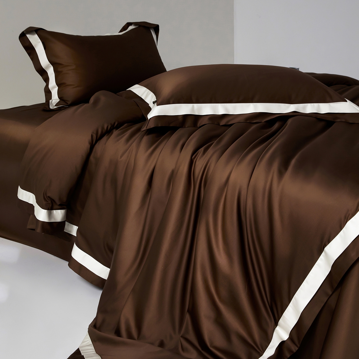 91家纺网 家纺一手货源 找家纺 群鹿蚕丝羽绒馆 2025新款A类100支全棉高支高密带边双拼角四件套-幻境系列 幻境-Lm045深咖