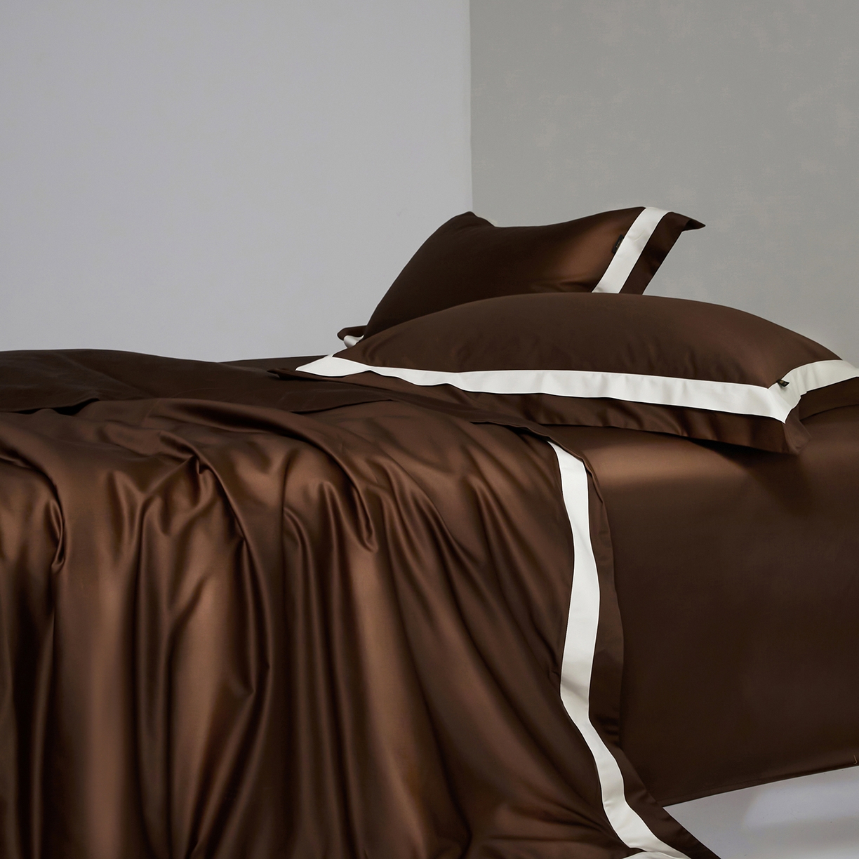 91家纺网 家纺一手货源 找家纺 群鹿蚕丝羽绒馆 2025新款A类100支全棉高支高密带边双拼角四件套-幻境系列 幻境-Lm045深咖