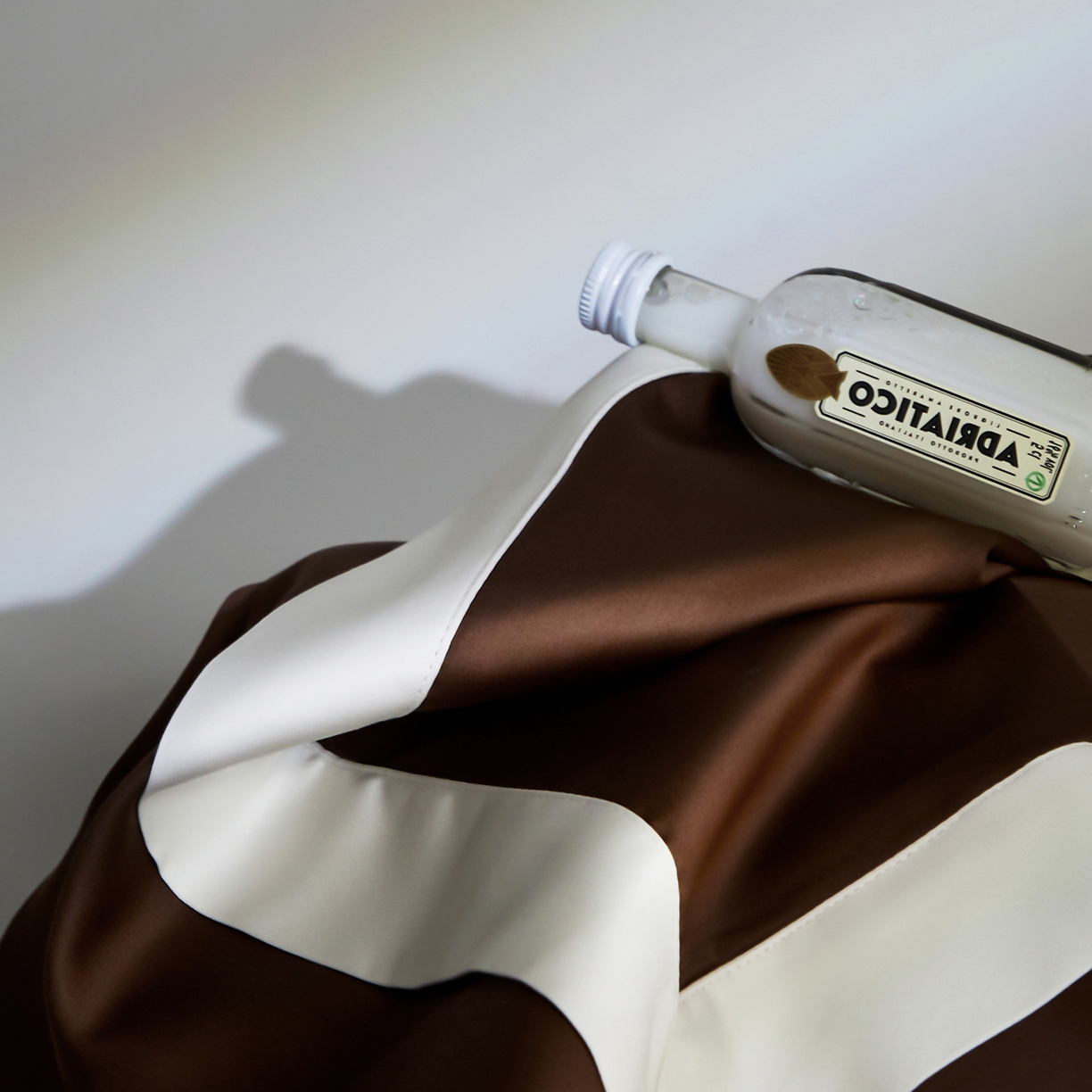 91家纺网 家纺一手货源 找家纺 群鹿蚕丝羽绒馆 2025新款A类100支全棉高支高密带边双拼角四件套-幻境系列 幻境-Lm045深咖