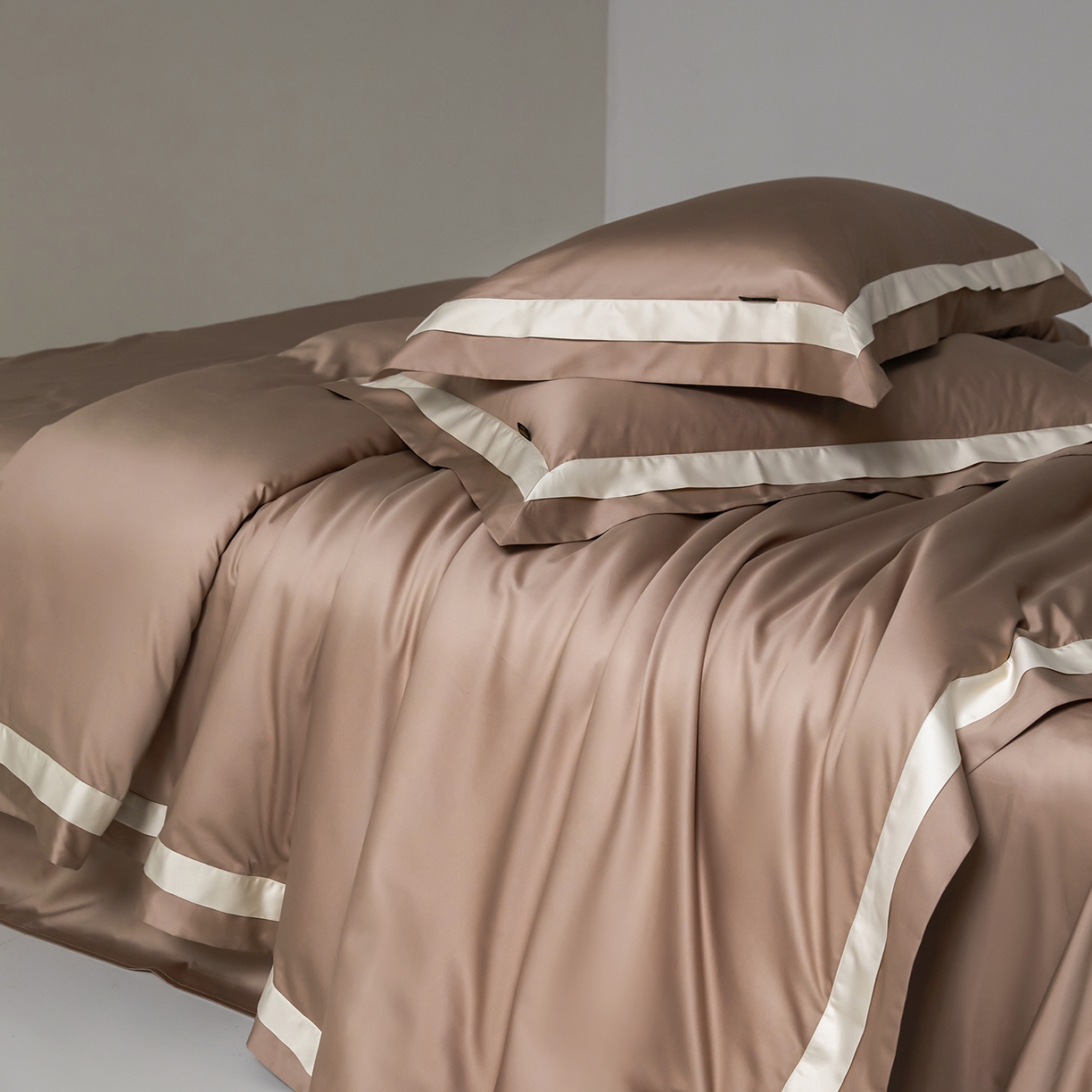 91家纺网 家纺一手货源 找家纺 群鹿蚕丝羽绒馆 2025新款A类100支全棉高支高密带边双拼角四件套-幻境系列 幻境-Lm050琥珀棕（卡其）