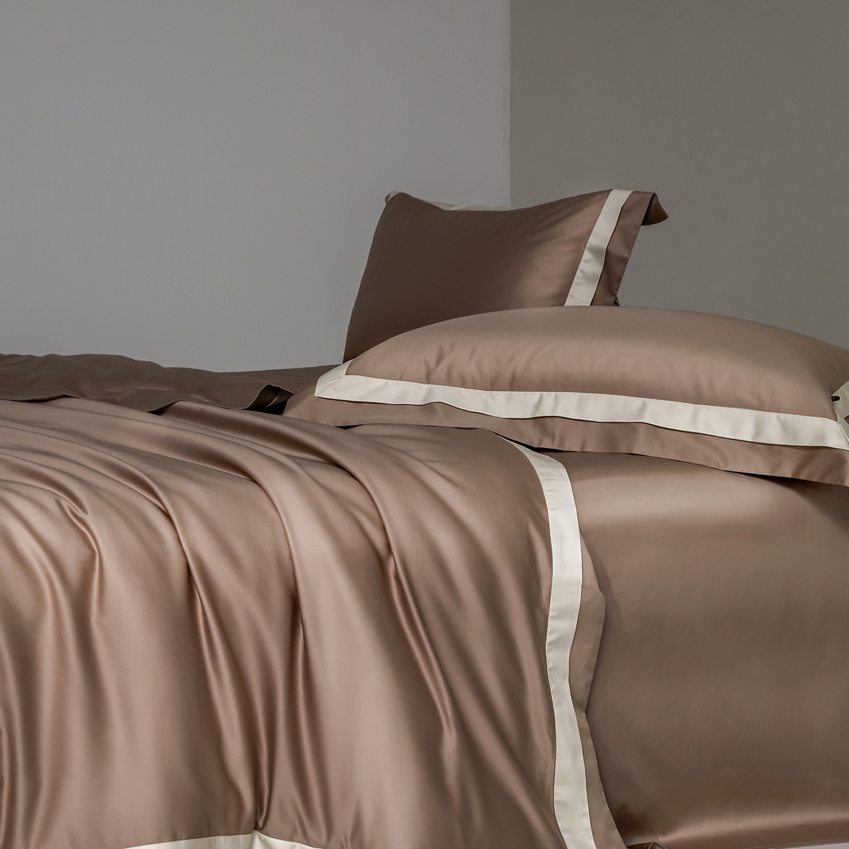 91家纺网 家纺一手货源 找家纺 群鹿蚕丝羽绒馆 2025新款A类100支全棉高支高密带边双拼角四件套-幻境系列 幻境-Lm050琥珀棕（卡其）