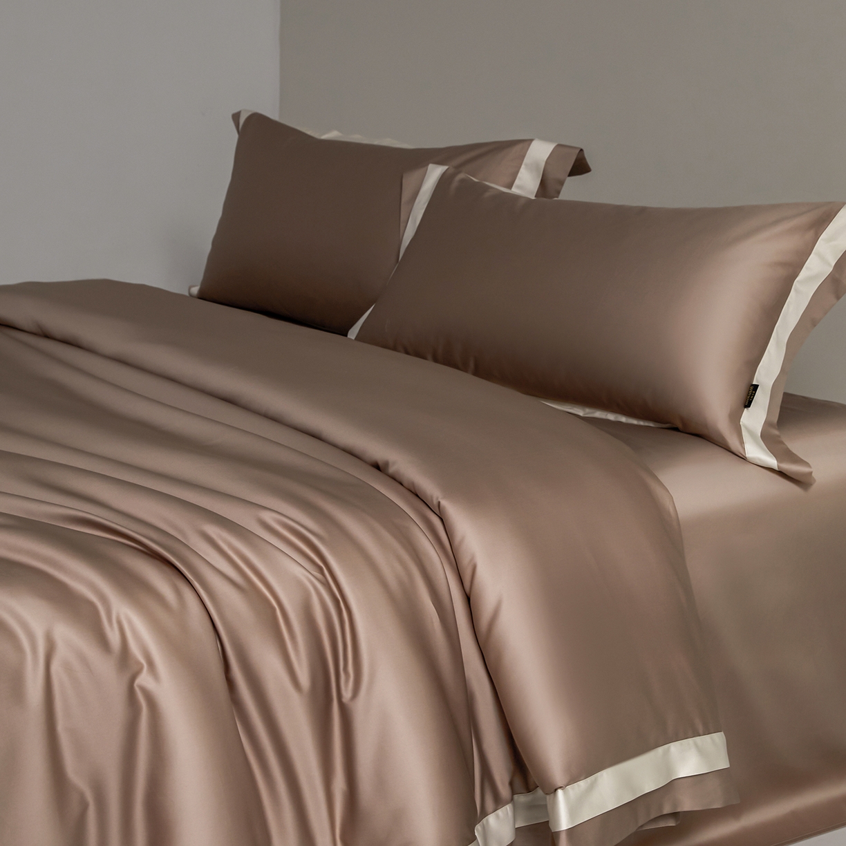 91家纺网 家纺一手货源 找家纺 群鹿蚕丝羽绒馆 2025新款A类100支全棉高支高密带边双拼角四件套-幻境系列 幻境-Lm050琥珀棕（卡其）