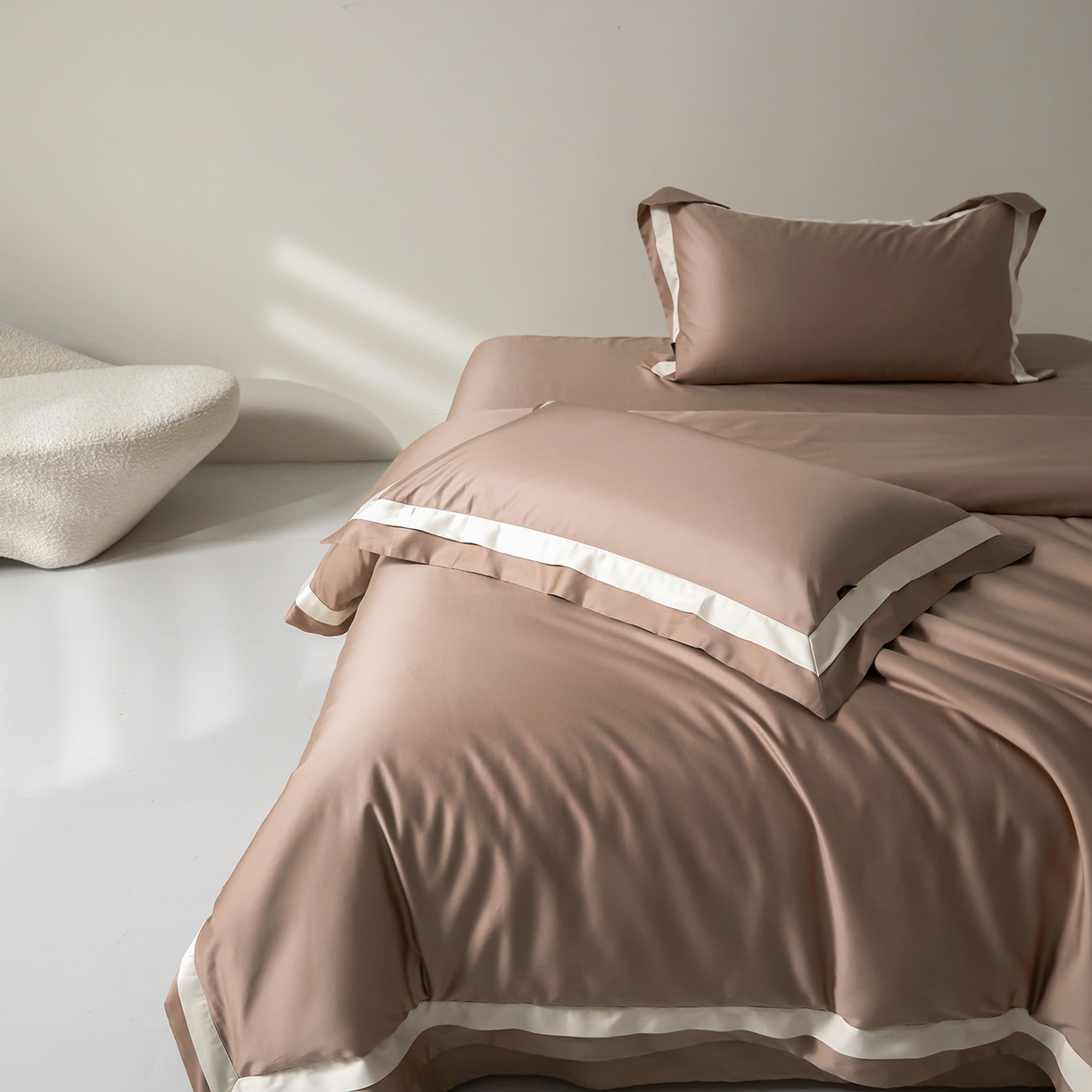 91家纺网 家纺一手货源 找家纺 群鹿蚕丝羽绒馆 2025新款A类100支全棉高支高密带边双拼角四件套-幻境系列 幻境-Lm050琥珀棕（卡其）