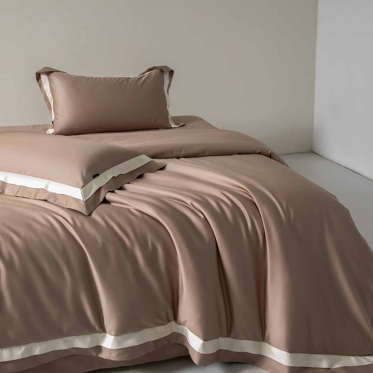 91家纺网 家纺一手货源 找家纺 群鹿蚕丝羽绒馆 2025新款A类100支全棉高支高密带边双拼角四件套-幻境系列 幻境-Lm050琥珀棕（卡其）