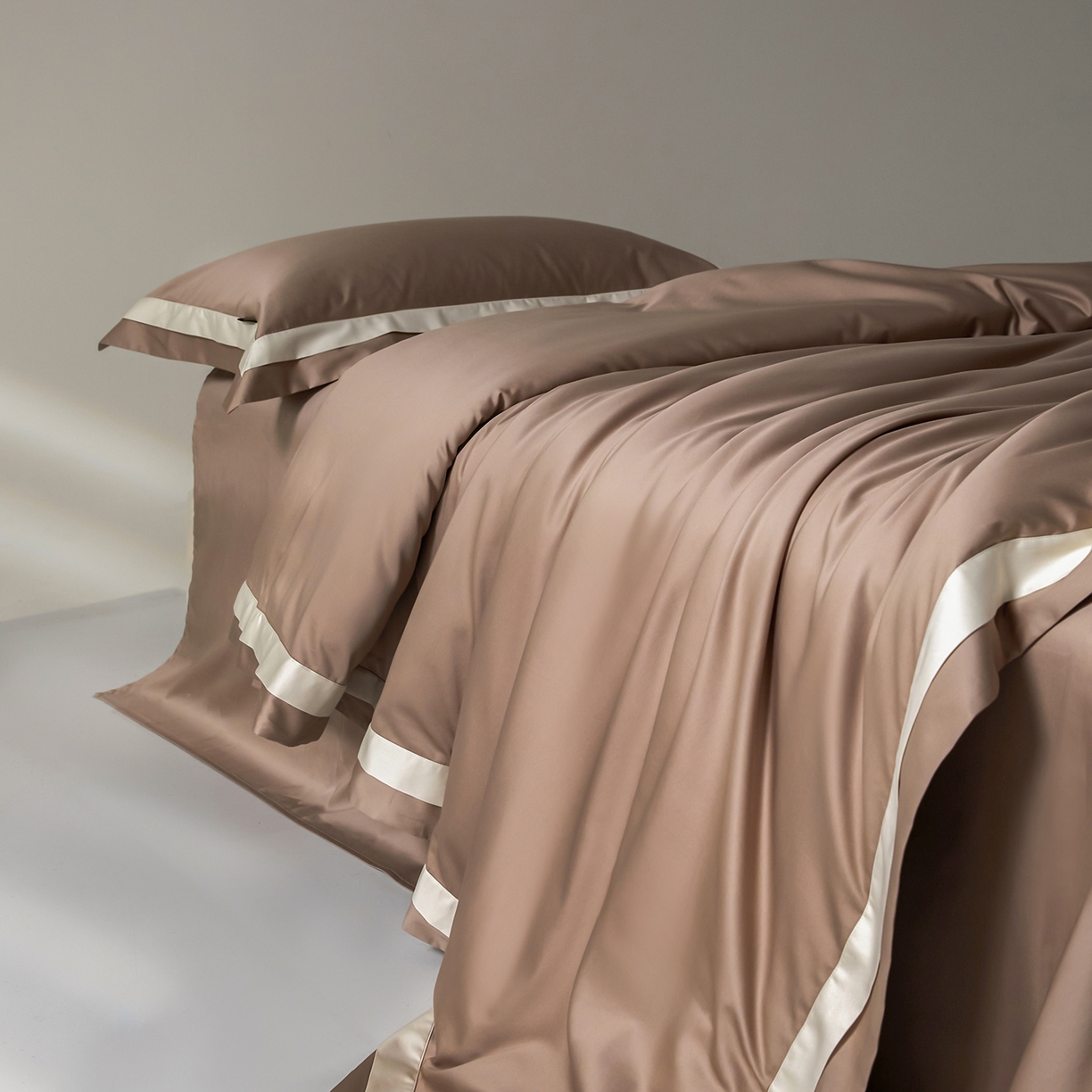 91家纺网 家纺一手货源 找家纺 群鹿蚕丝羽绒馆 2025新款A类100支全棉高支高密带边双拼角四件套-幻境系列 幻境-Lm050琥珀棕（卡其）