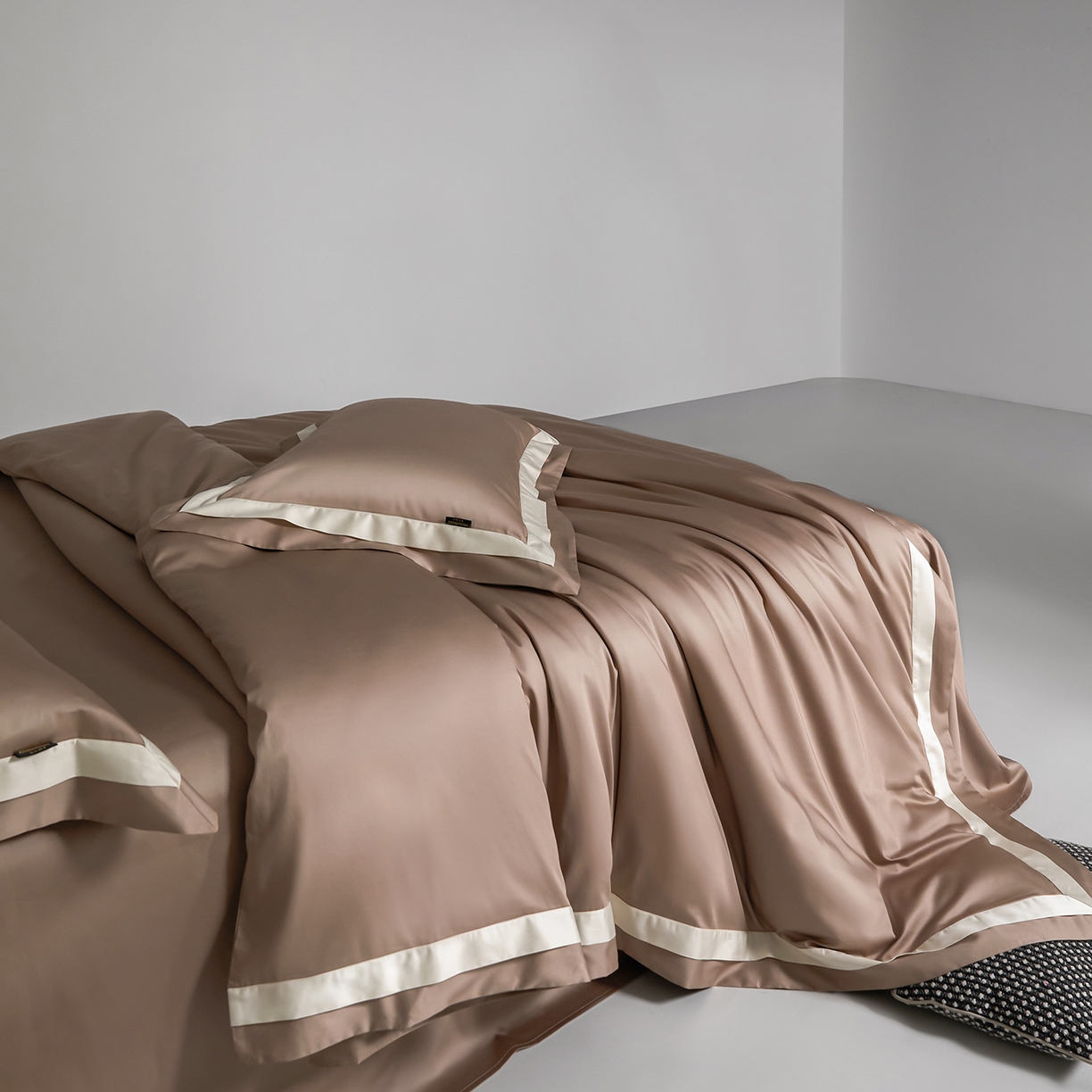 91家纺网 家纺一手货源 找家纺 群鹿蚕丝羽绒馆 2025新款A类100支全棉高支高密带边双拼角四件套-幻境系列 幻境-Lm050琥珀棕（卡其）