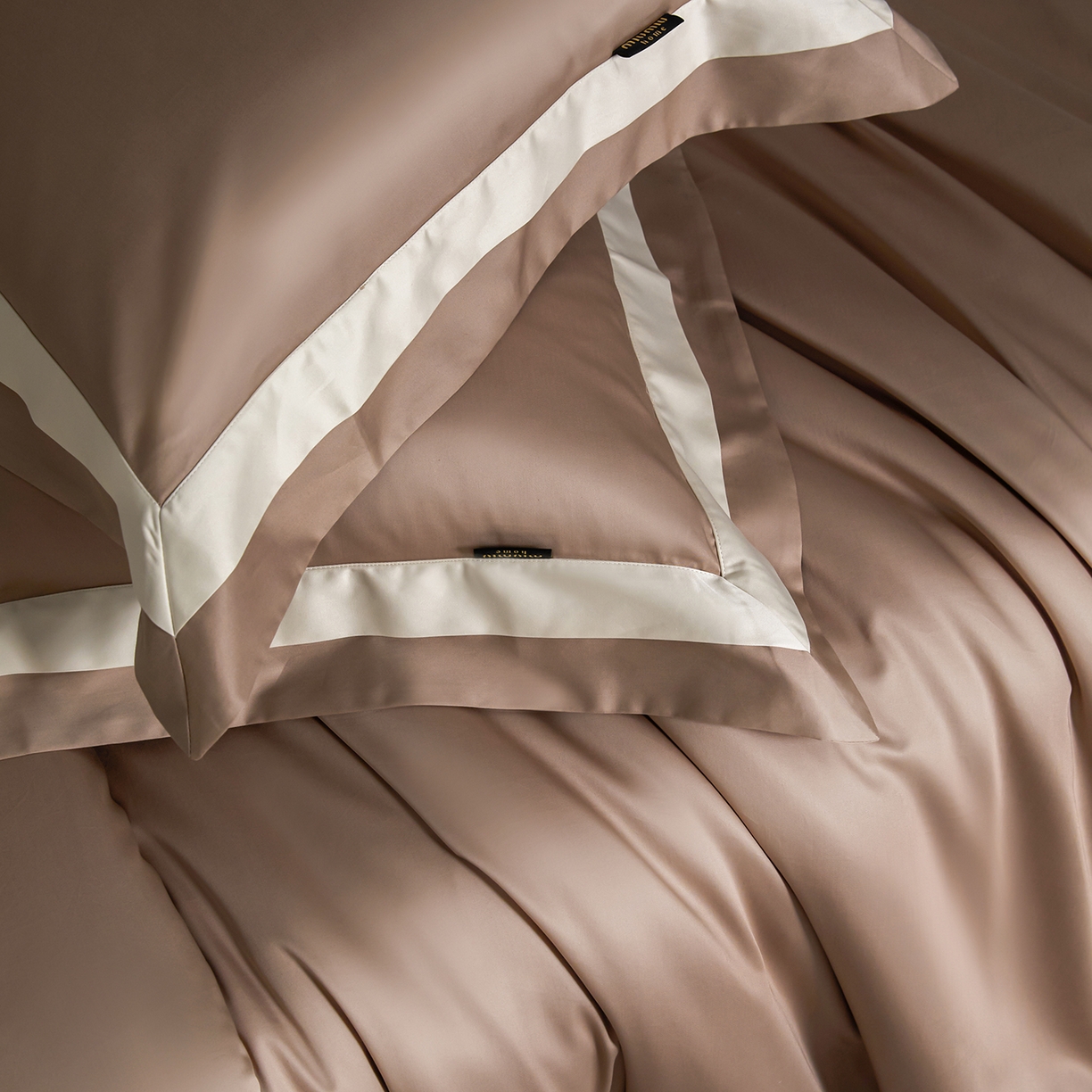 91家纺网 家纺一手货源 找家纺 群鹿蚕丝羽绒馆 2025新款A类100支全棉高支高密带边双拼角四件套-幻境系列 幻境-Lm050琥珀棕（卡其）