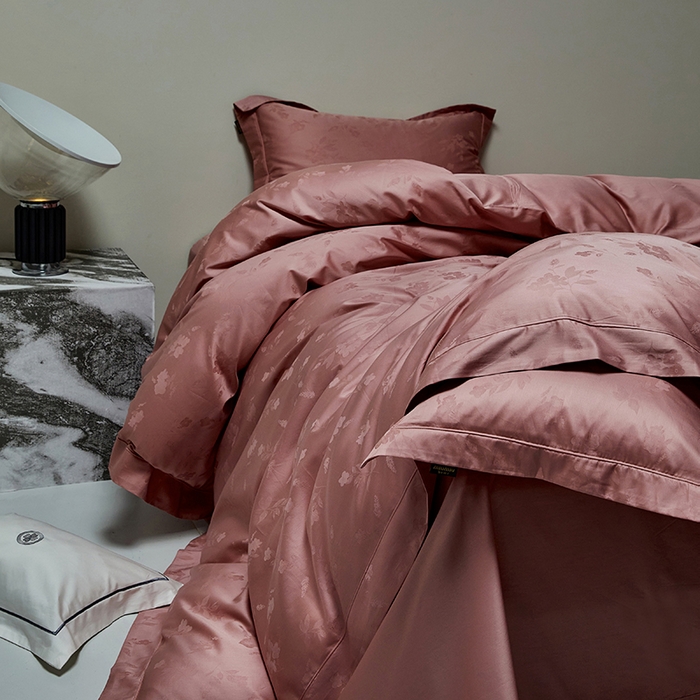 91家纺网 家纺一手货源 找家纺 群鹿蚕丝羽绒馆 2025新款100%全棉高支高密100S花边埋绳四件套-爱丽斯系列 爱丽丝-073烟梦