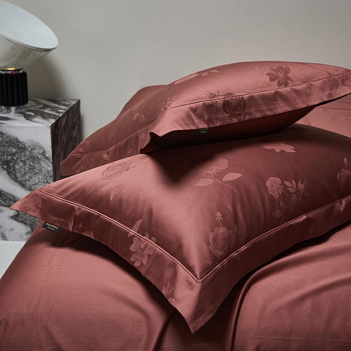 91家纺网 家纺一手货源 找家纺 群鹿蚕丝羽绒馆 2025新款100%全棉高支高密100S花边埋绳四件套-爱丽斯系列 爱丽丝 023欢颜