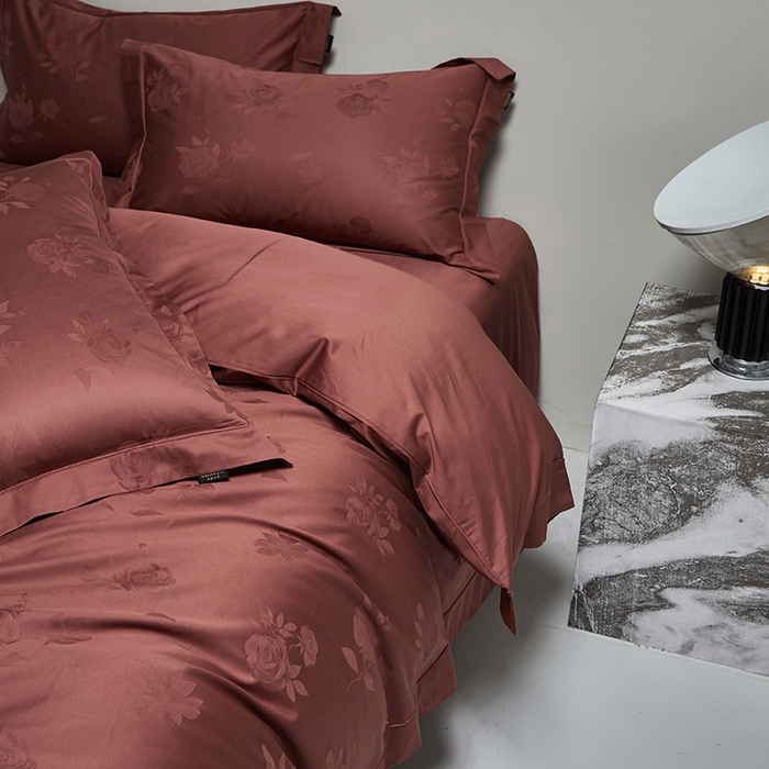 91家纺网 家纺一手货源 找家纺 群鹿蚕丝羽绒馆 2025新款100%全棉高支高密100S花边埋绳四件套-爱丽斯系列 爱丽丝 023欢颜