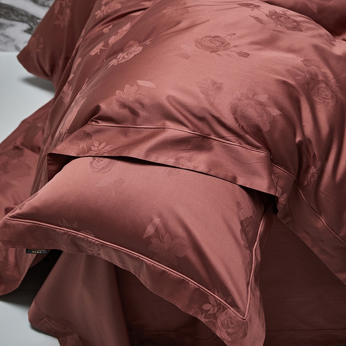 91家纺网 家纺一手货源 找家纺 群鹿蚕丝羽绒馆 2025新款100%全棉高支高密100S花边埋绳四件套-爱丽斯系列 爱丽丝 023欢颜