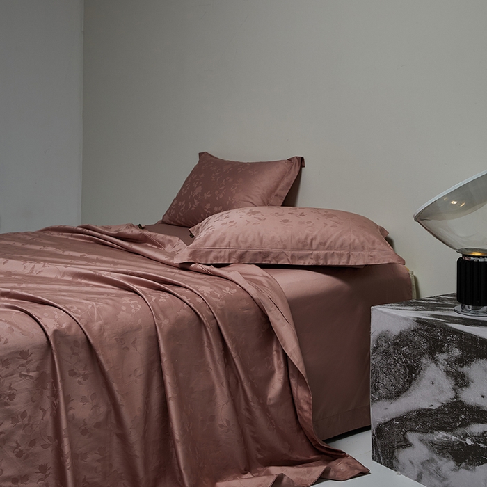 91家纺网 家纺一手货源 找家纺 群鹿蚕丝羽绒馆 2025新款100%全棉高支高密100S花边埋绳四件套-爱丽斯系列 爱丽丝 074相守