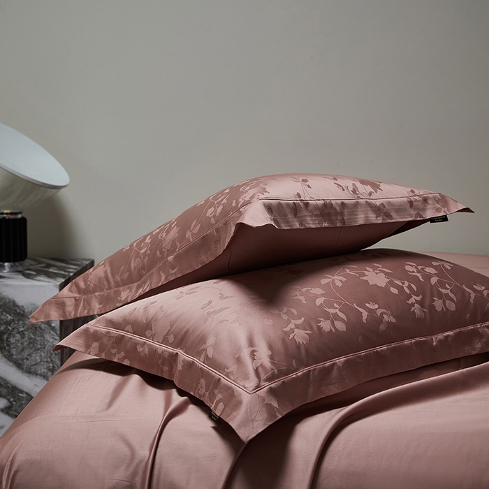 91家纺网 家纺一手货源 找家纺 群鹿蚕丝羽绒馆 2025新款100%全棉高支高密100S花边埋绳四件套-爱丽斯系列 爱丽丝 074相守