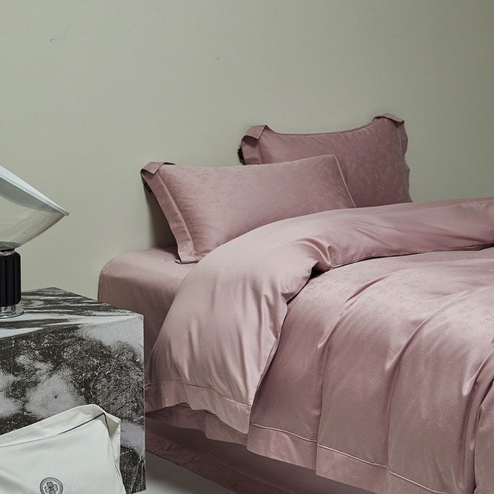 91家纺网 家纺一手货源 找家纺 群鹿蚕丝羽绒馆 2025新款100%全棉高支高密100S花边埋绳四件套-爱丽斯系列 爱丽丝-022青岚