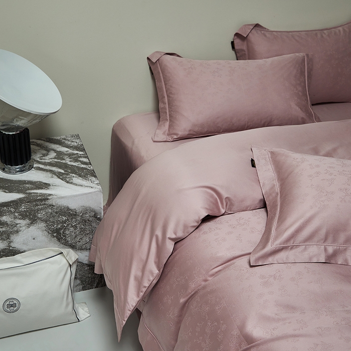 91家纺网 家纺一手货源 找家纺 群鹿蚕丝羽绒馆 2025新款100%全棉高支高密100S花边埋绳四件套-爱丽斯系列 爱丽丝-022青岚