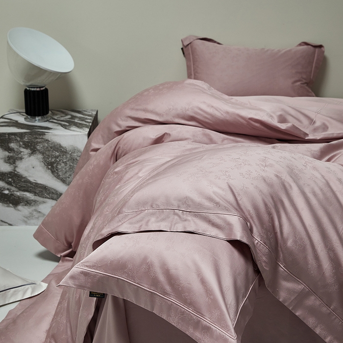 91家纺网 家纺一手货源 找家纺 群鹿蚕丝羽绒馆 2025新款100%全棉高支高密100S花边埋绳四件套-爱丽斯系列 爱丽丝-022青岚