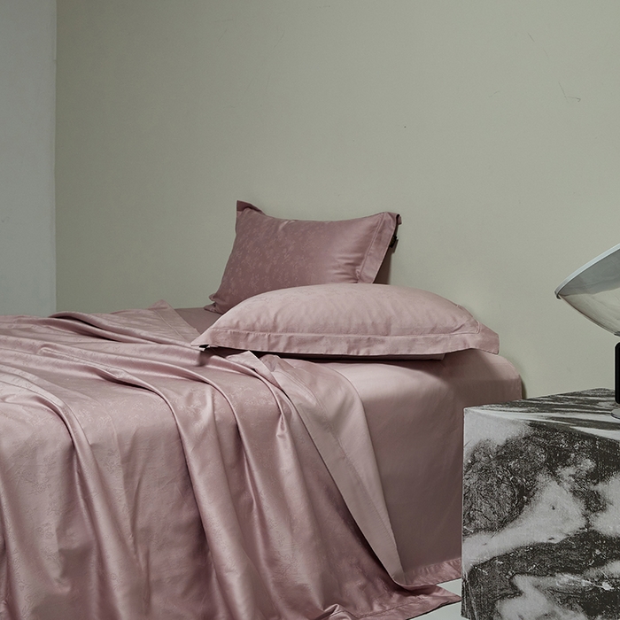 91家纺网 家纺一手货源 找家纺 群鹿蚕丝羽绒馆 2025新款100%全棉高支高密100S花边埋绳四件套-爱丽斯系列 爱丽丝-022青岚